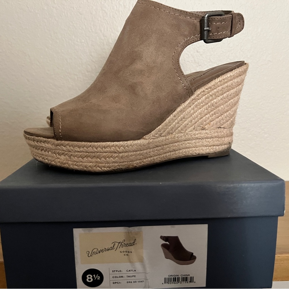 Universal Thread Light Brown Grey Wedges